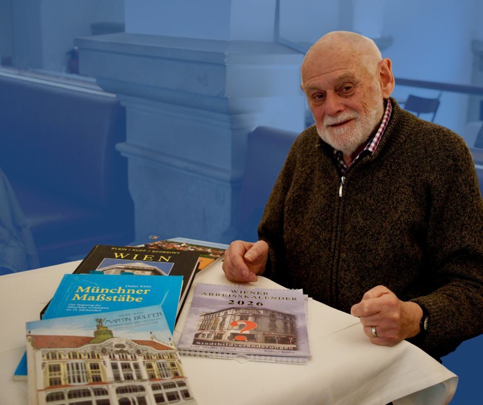 Dieter Klein sitzt an einem Tisch mit ausgelegten Gebäude-"Abriss"-Kalendern.